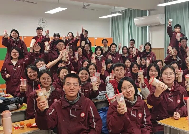 元旦狂欢，岁末教室里的诗与歌丨私立一中学生元旦联欢活动温情举行