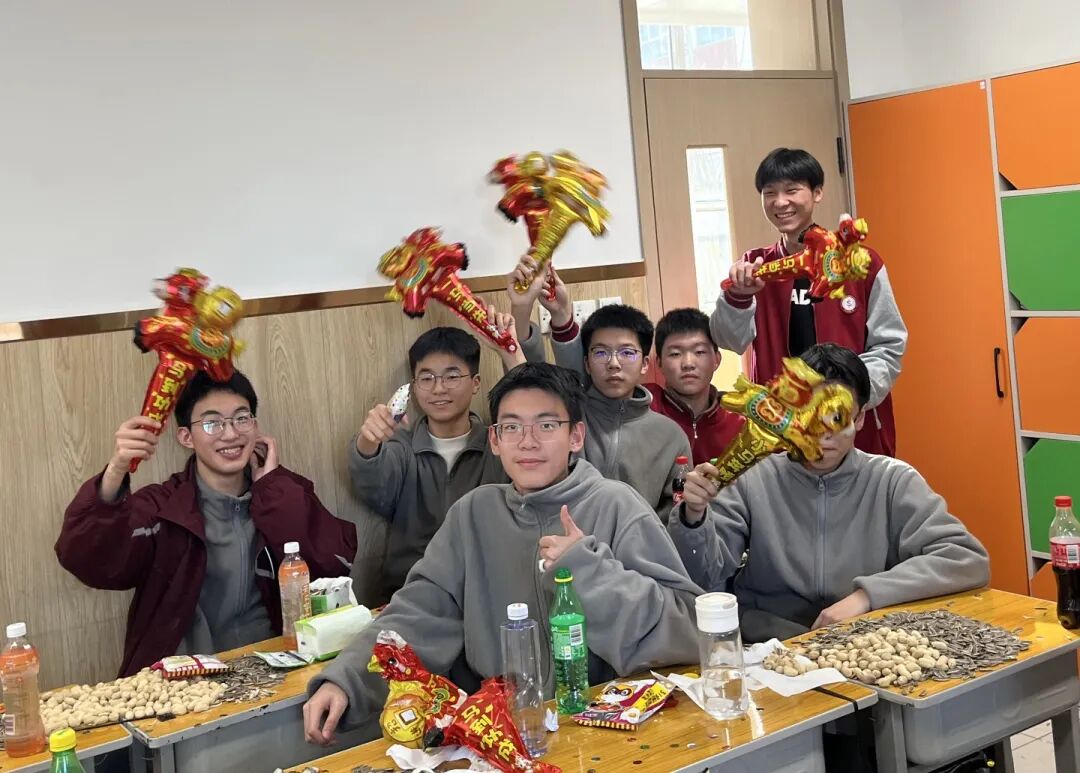 元旦狂欢，岁末教室里的诗与歌丨私立一中学生元旦联欢活动温情举行