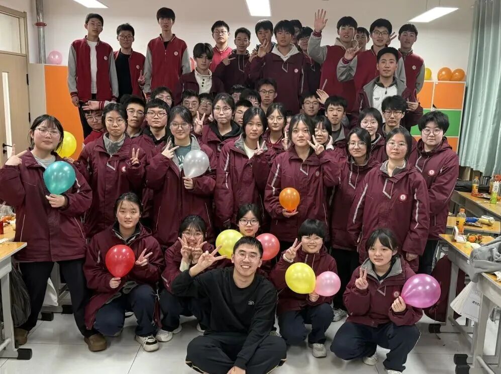 元旦狂欢，岁末教室里的诗与歌丨私立一中学生元旦联欢活动温情举行