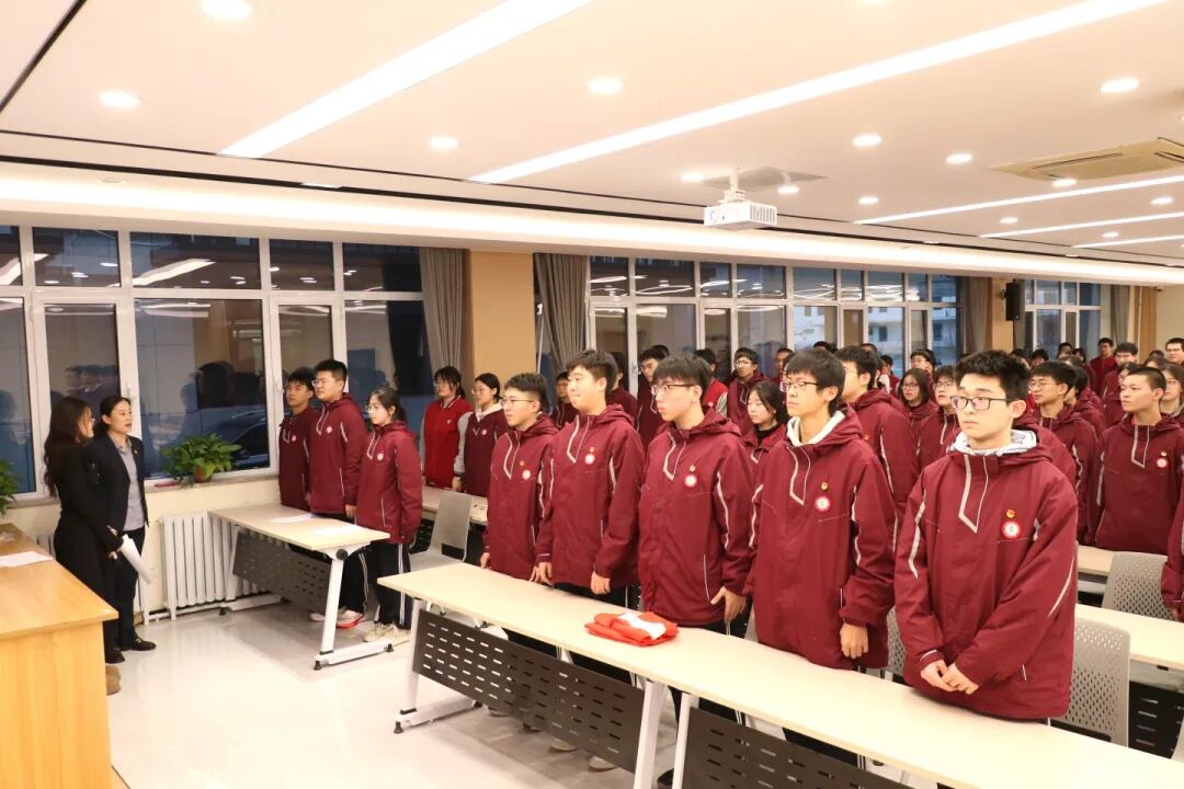 青春向党 筑梦启航丨我校高中学子隆重举行新团员入团仪式