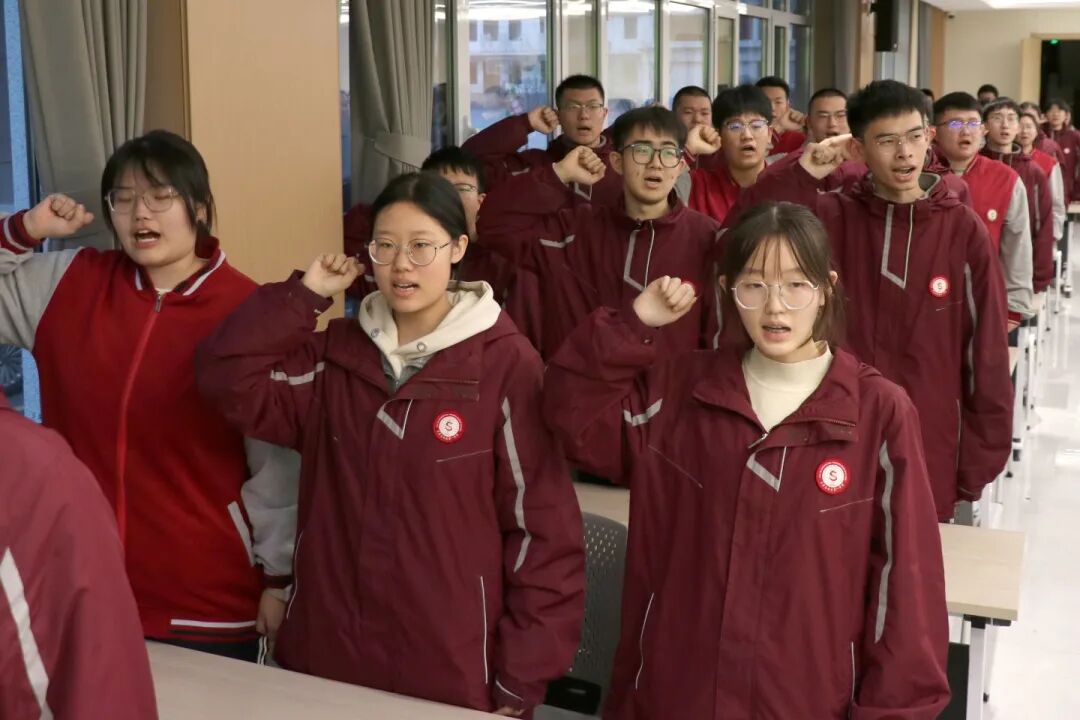 青春向党 筑梦启航丨我校高中学子隆重举行新团员入团仪式