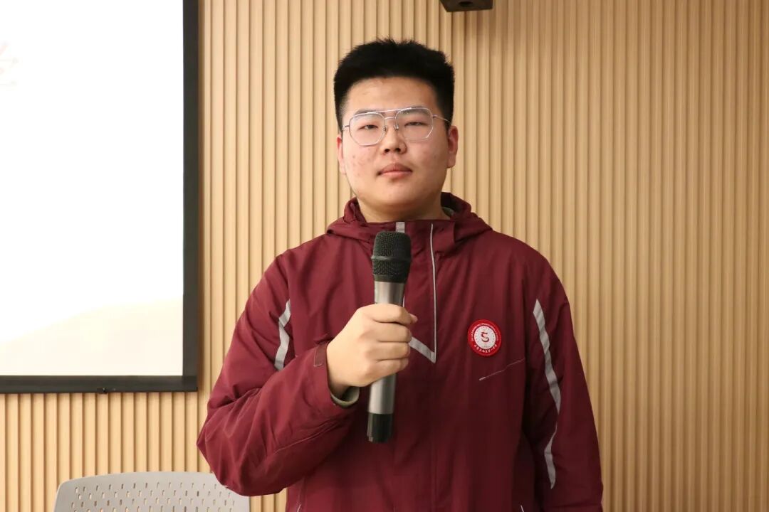 青春向党 筑梦启航丨我校高中学子隆重举行新团员入团仪式