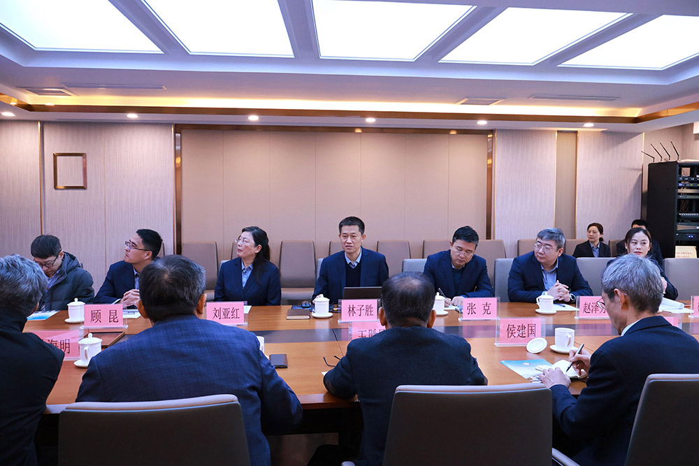 中国民办教育协会、中国教育国际交流协会领导及专家一行莅临私立一中调研指导