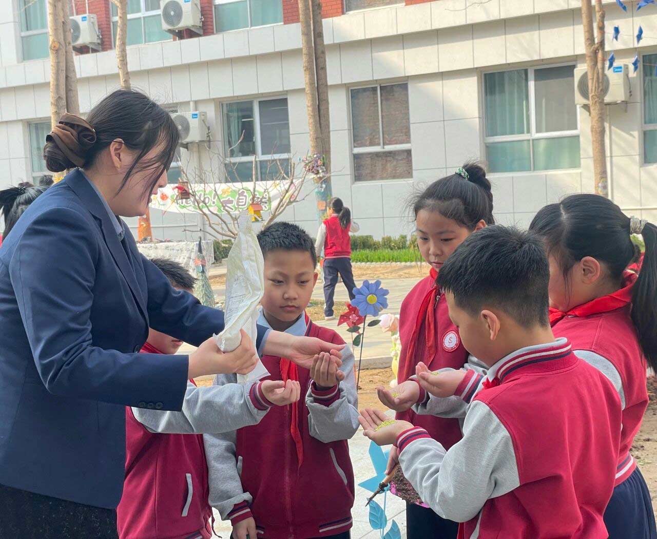 【立小 • 课程】不负春光 为绿充“植”｜立小种植园正式开园啦~