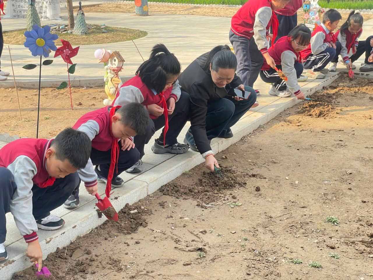 【立小 • 课程】不负春光 为绿充“植”｜立小种植园正式开园啦~