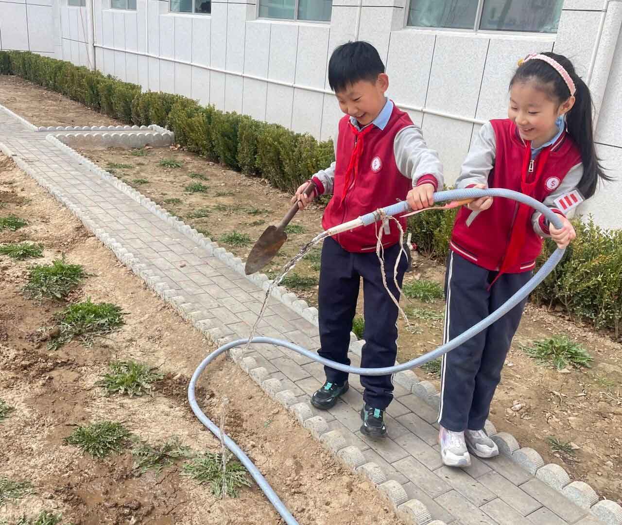 【立小 • 课程】不负春光 为绿充“植”｜立小种植园正式开园啦~