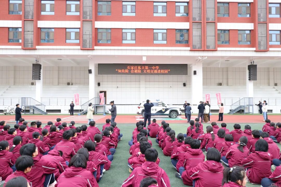高新区交警把交通规则搬进私立一中“课堂”