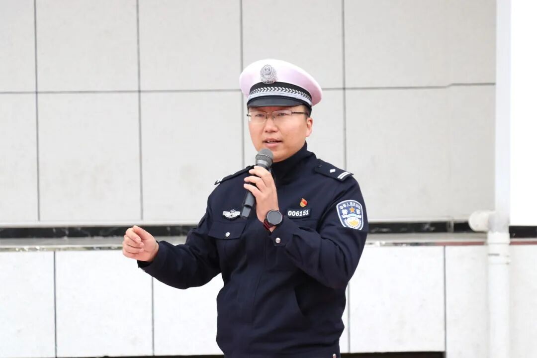 高新区交警把交通规则搬进私立一中“课堂”