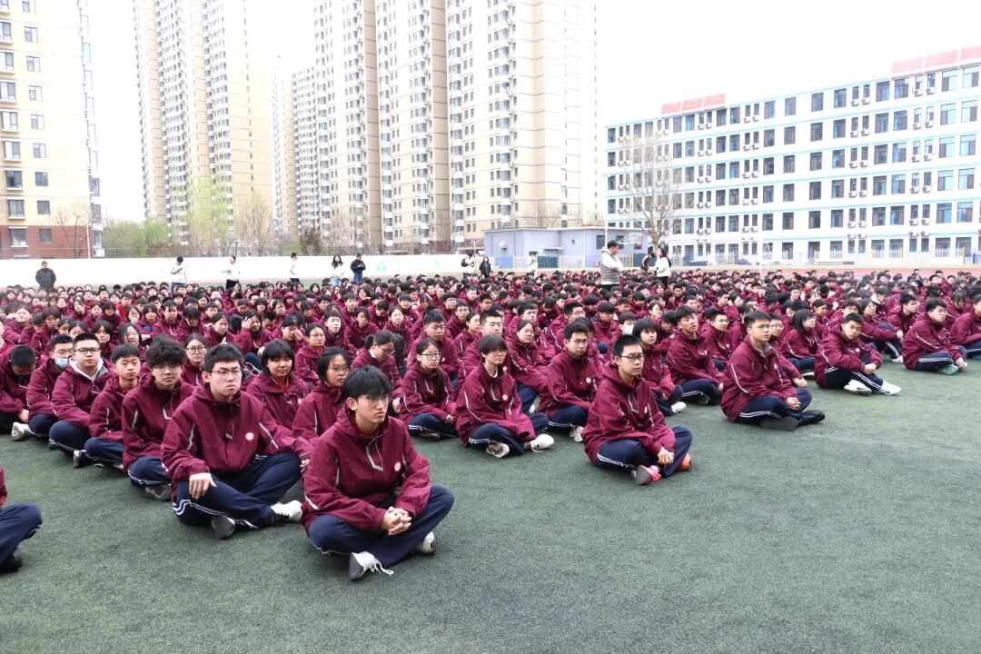 高新区交警把交通规则搬进私立一中“课堂”