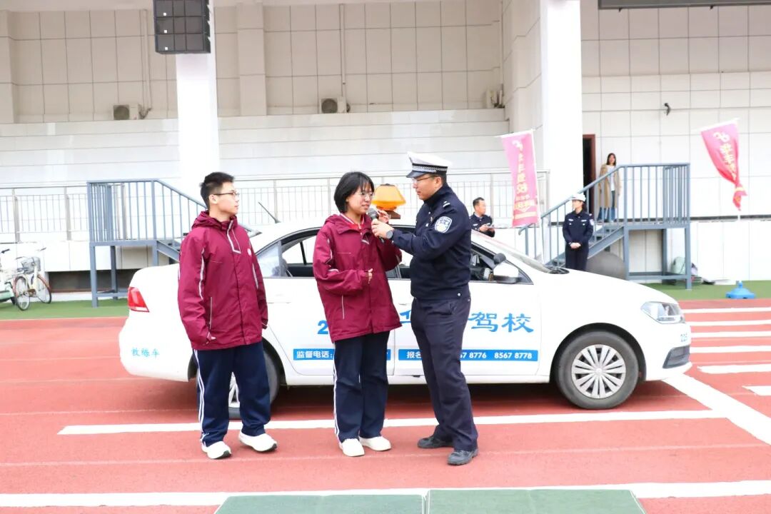 高新区交警把交通规则搬进私立一中“课堂”