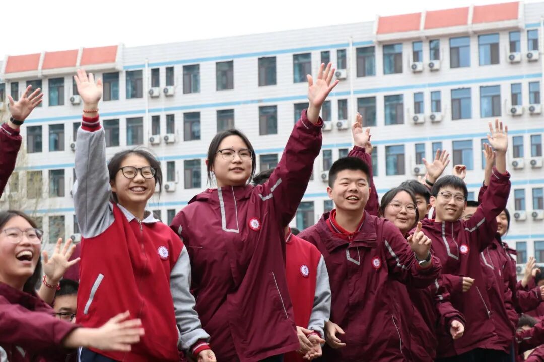 高新区交警把交通规则搬进私立一中“课堂”