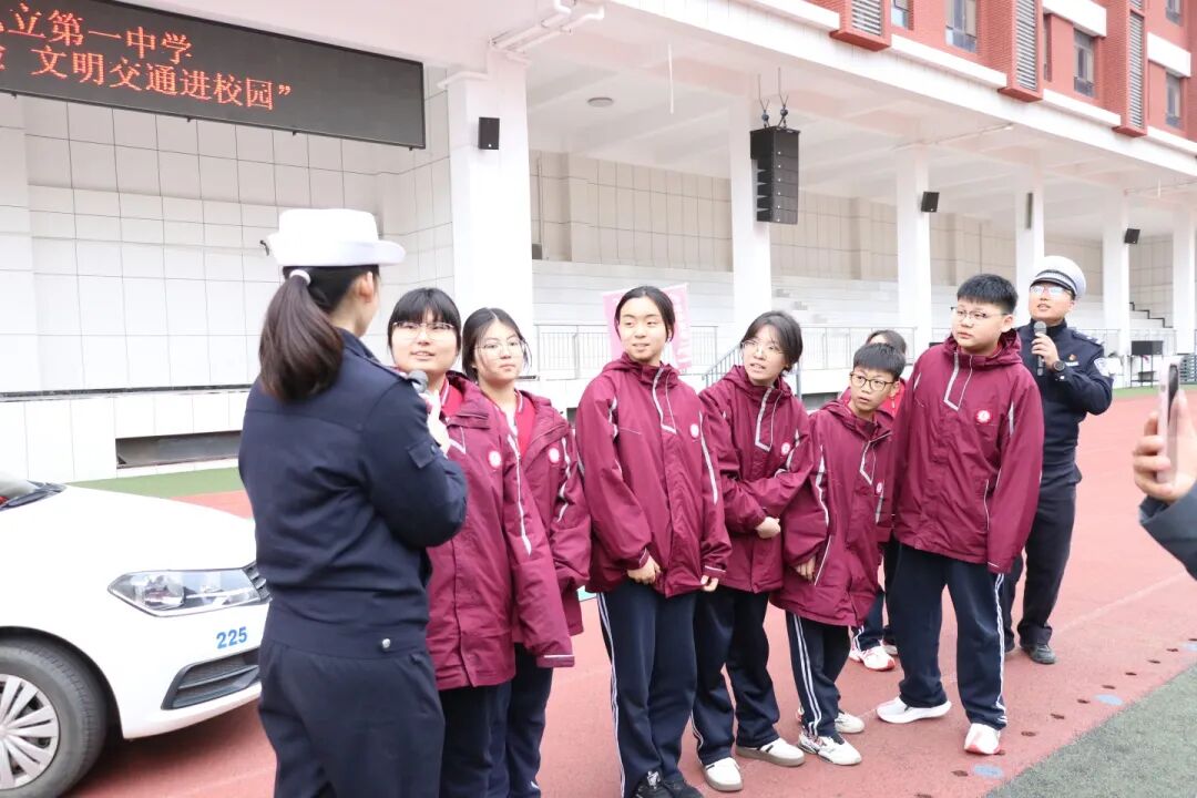 高新区交警把交通规则搬进私立一中“课堂”