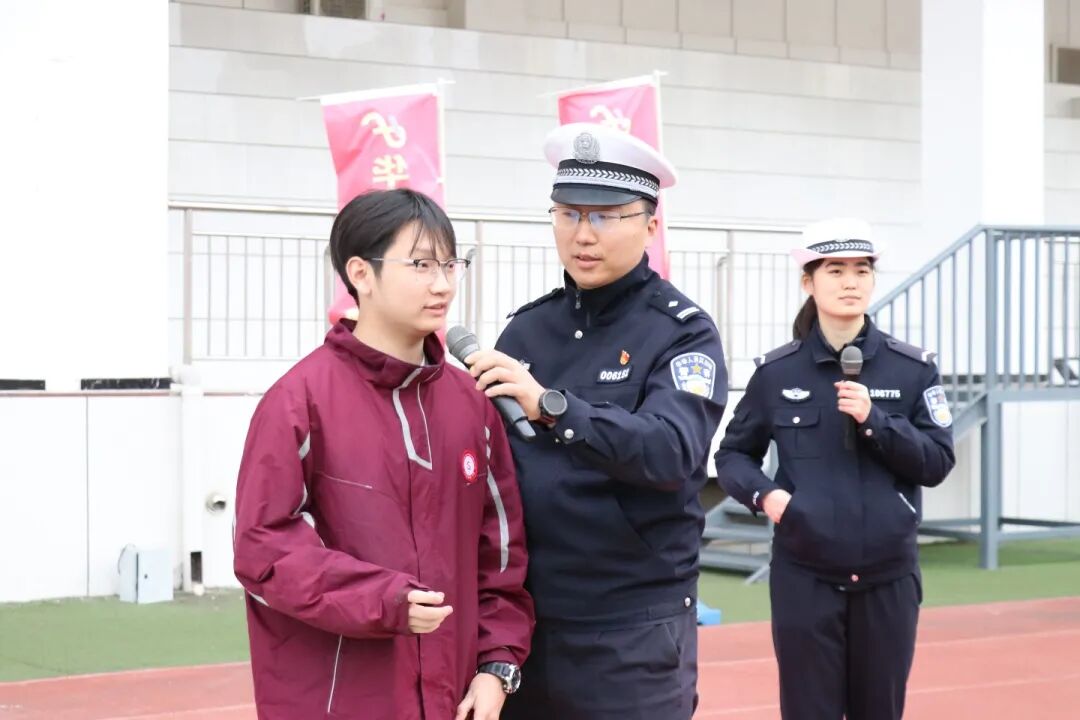 高新区交警把交通规则搬进私立一中“课堂”