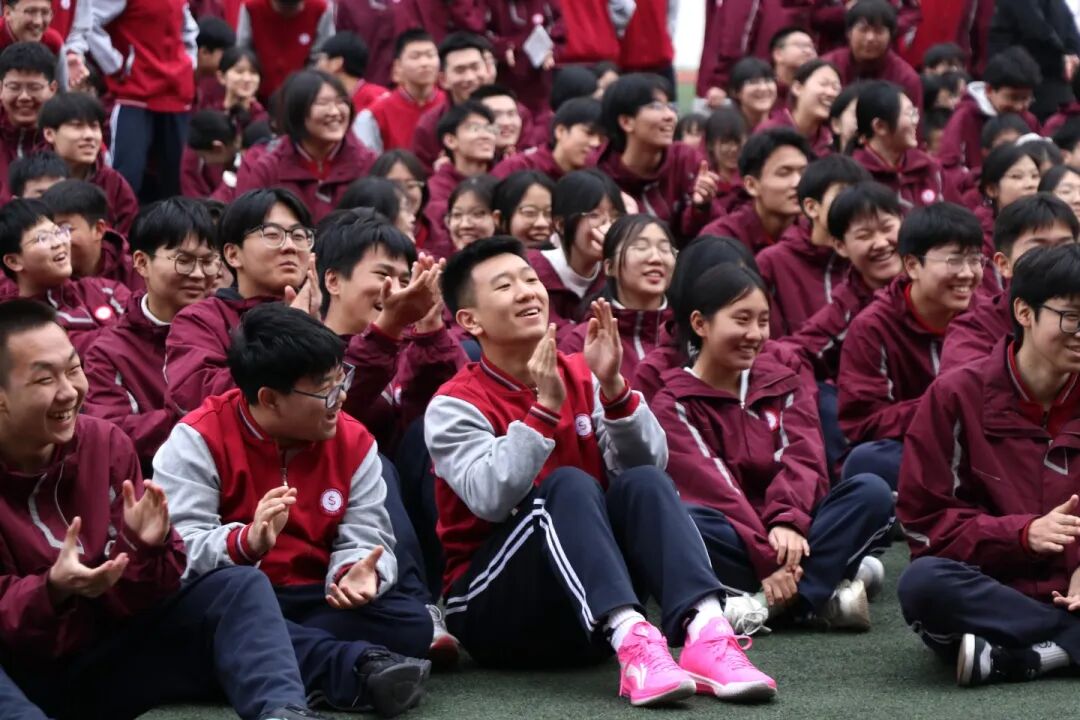 高新区交警把交通规则搬进私立一中“课堂”