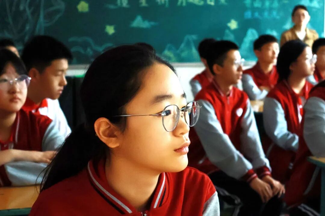 光之魔法阵燃爆课堂！解锁科学新玩法！ | 石家庄私立一中初中部趣味科学实践课