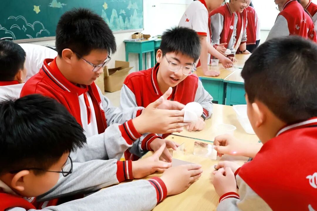 光之魔法阵燃爆课堂！解锁科学新玩法！ | 石家庄私立一中初中部趣味科学实践课