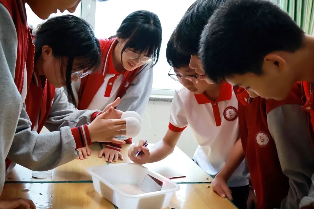 光之魔法阵燃爆课堂！解锁科学新玩法！ | 石家庄私立一中初中部趣味科学实践课