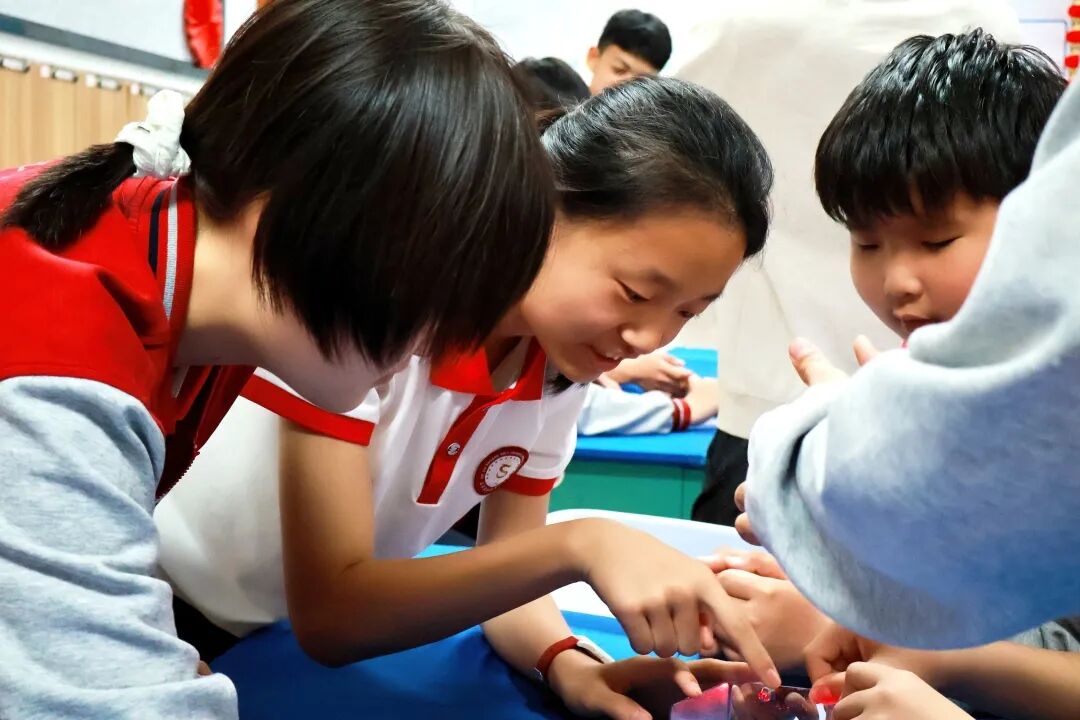 光之魔法阵燃爆课堂！解锁科学新玩法！ | 石家庄私立一中初中部趣味科学实践课