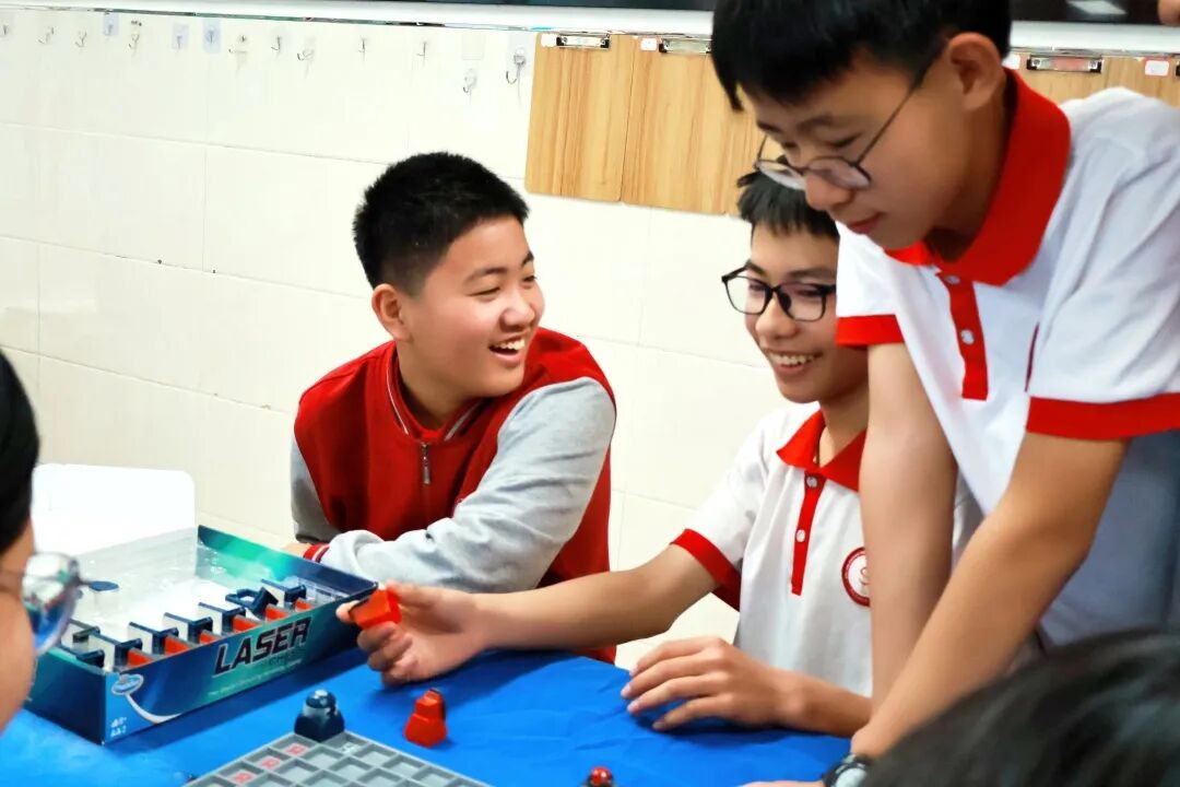 光之魔法阵燃爆课堂！解锁科学新玩法！ | 石家庄私立一中初中部趣味科学实践课