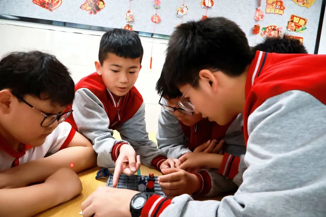 光之魔法阵燃爆课堂！解锁科学新玩法！ | 石家庄私立一中初中部趣味科学实践课