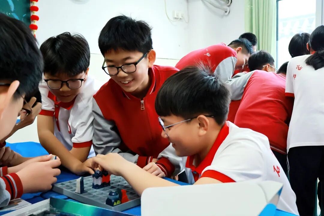 光之魔法阵燃爆课堂！解锁科学新玩法！ | 石家庄私立一中初中部趣味科学实践课