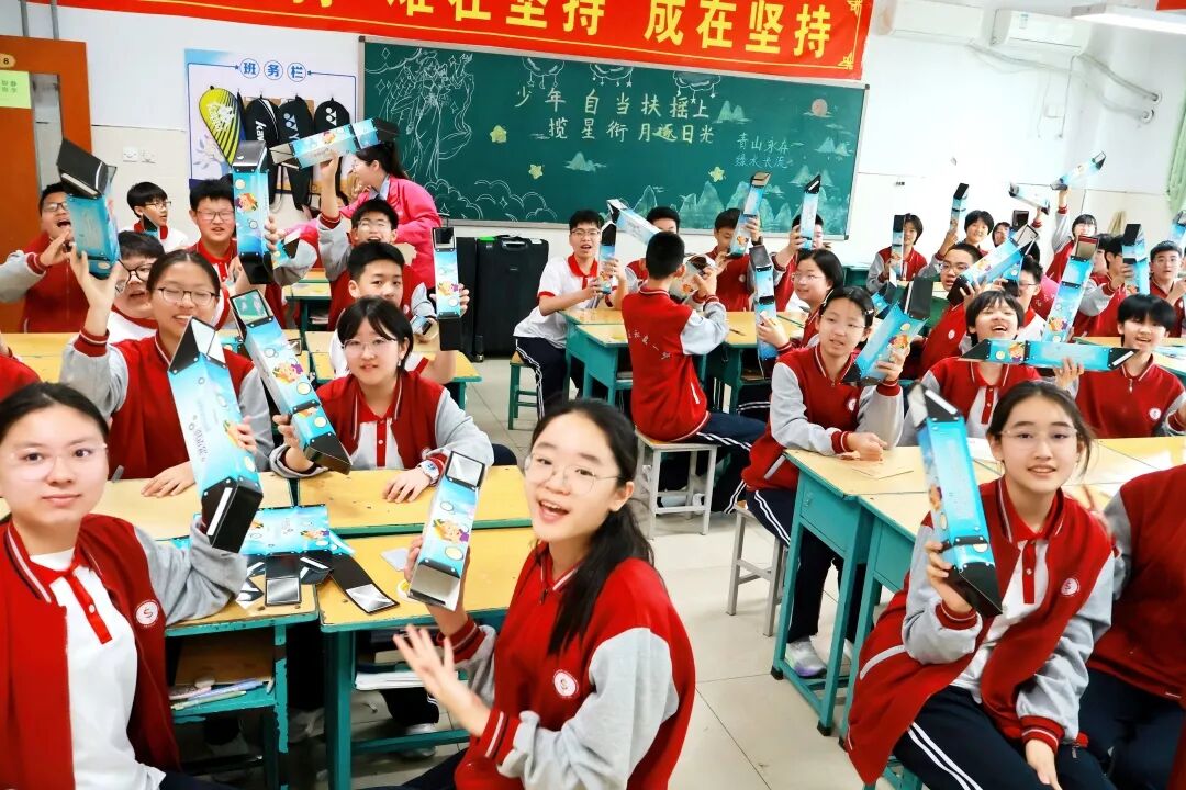 光之魔法阵燃爆课堂！解锁科学新玩法！ | 石家庄私立一中初中部趣味科学实践课