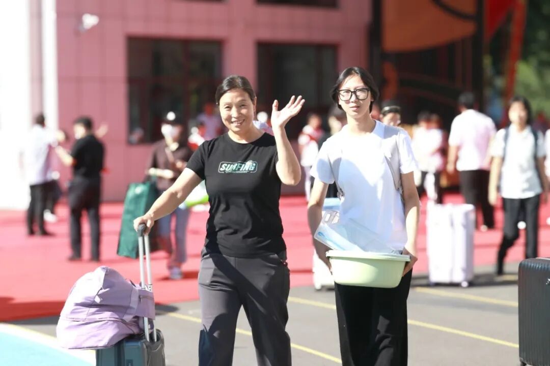 秋风赴约 新程启章丨2026级新同学，私立一中欢迎你！