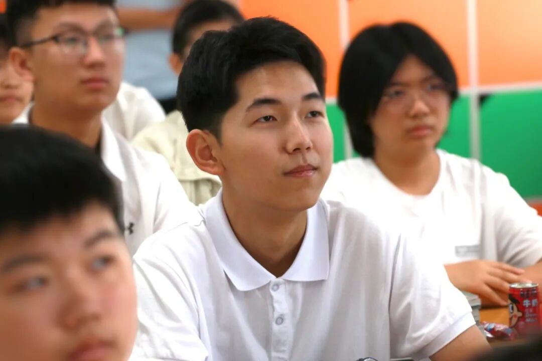 秋风赴约 新程启章丨2026级新同学，私立一中欢迎你！